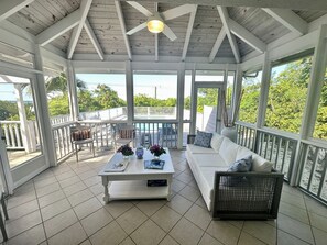 Smart-TV, Kamin, Stereoanlage