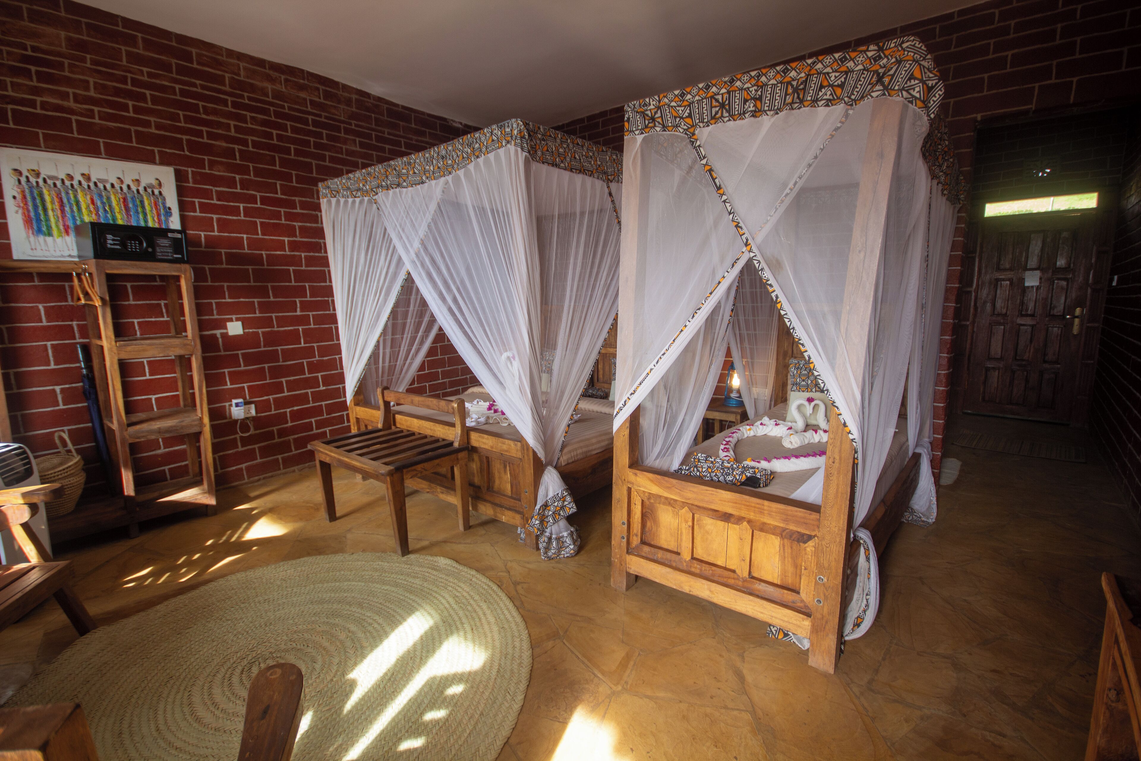 1 habitación, caja de seguridad en la habitación y escritorio 