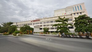 Un grand hôtel à étages, avec une enseigne bien visible.