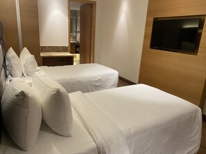 Premium Twin Room, 2 Twin Beds | In-room safe, desk, laptop workspace, iron/ironing board - SRM Hotel Maraimalai Nagar (Chengalpattu)