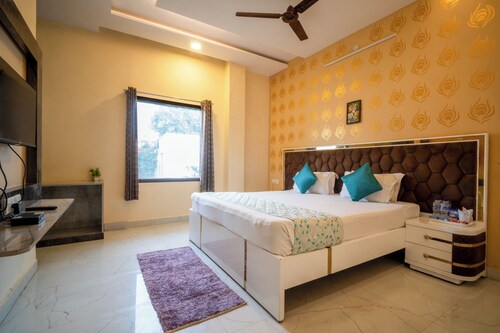 Hotel Chotiwala – 10 Mins from Kashi Vishwanath Temple