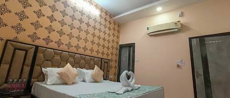 Deluxe Room | Soundproofing, free WiFi, wheelchair access