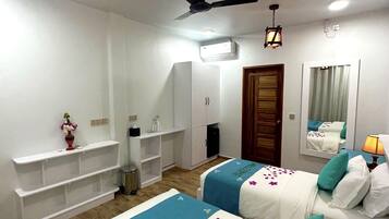 Habitación cuádruple familiar, vista al jardín | Ropa de cama hipoalergénica, minibar y decoración personalizada