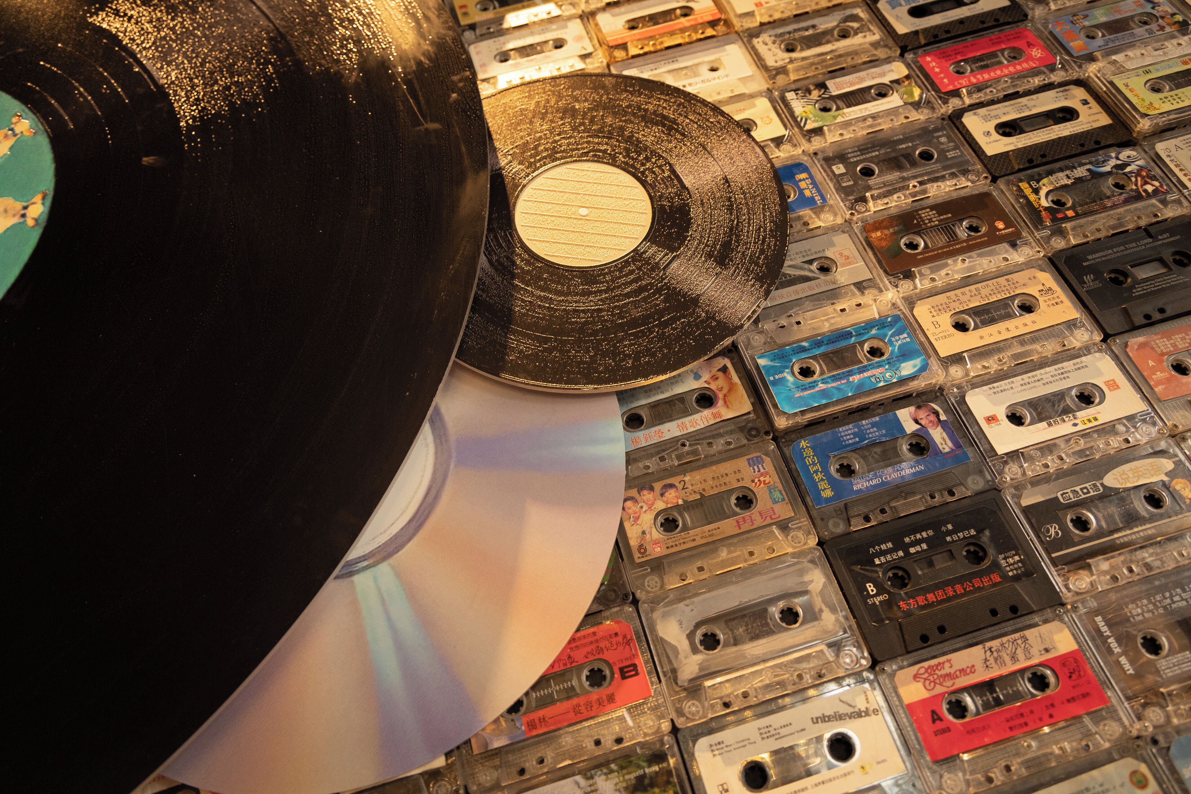 Una selecció de diferents cintes i discos de vinil.