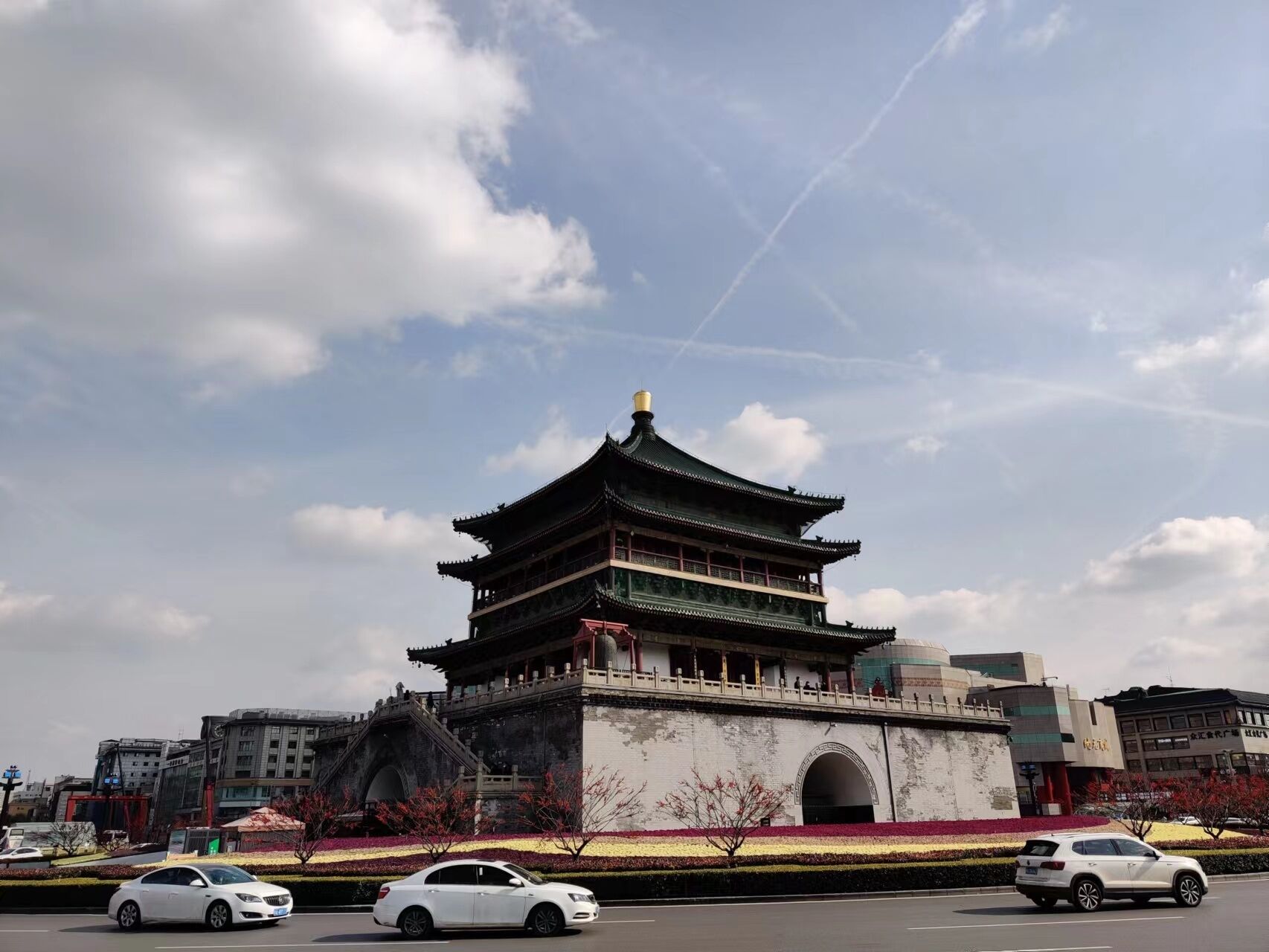 Une pagode traditionnelle à plusieurs niveaux, avec un ciel dégagé en arrière-plan.