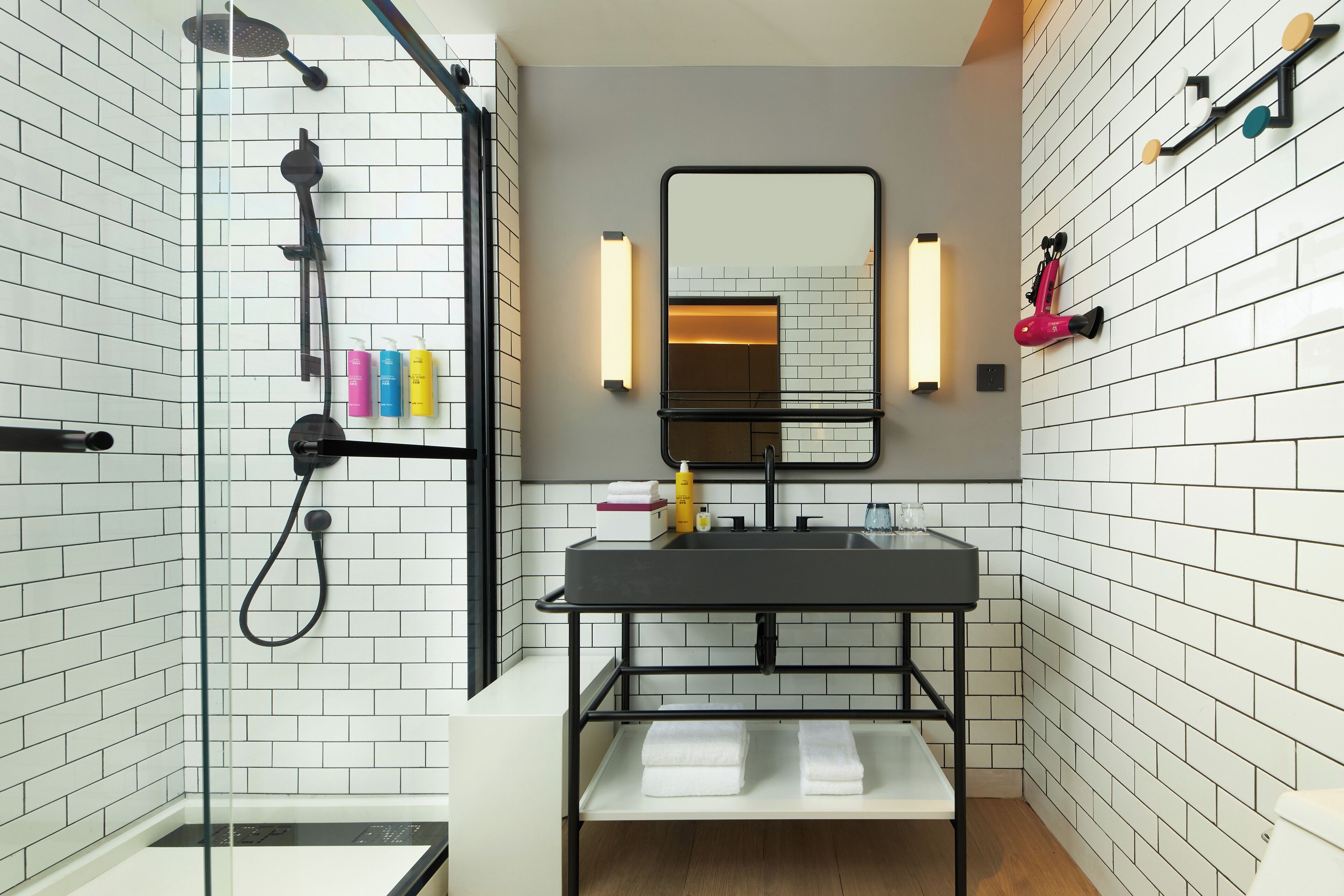 Shower, rainfall showerhead, free toiletries, hair dryer