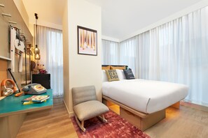 Premium bedding, down duvets, in-room safe, desk - Moxy Xi'an Downtown (Xi'an)