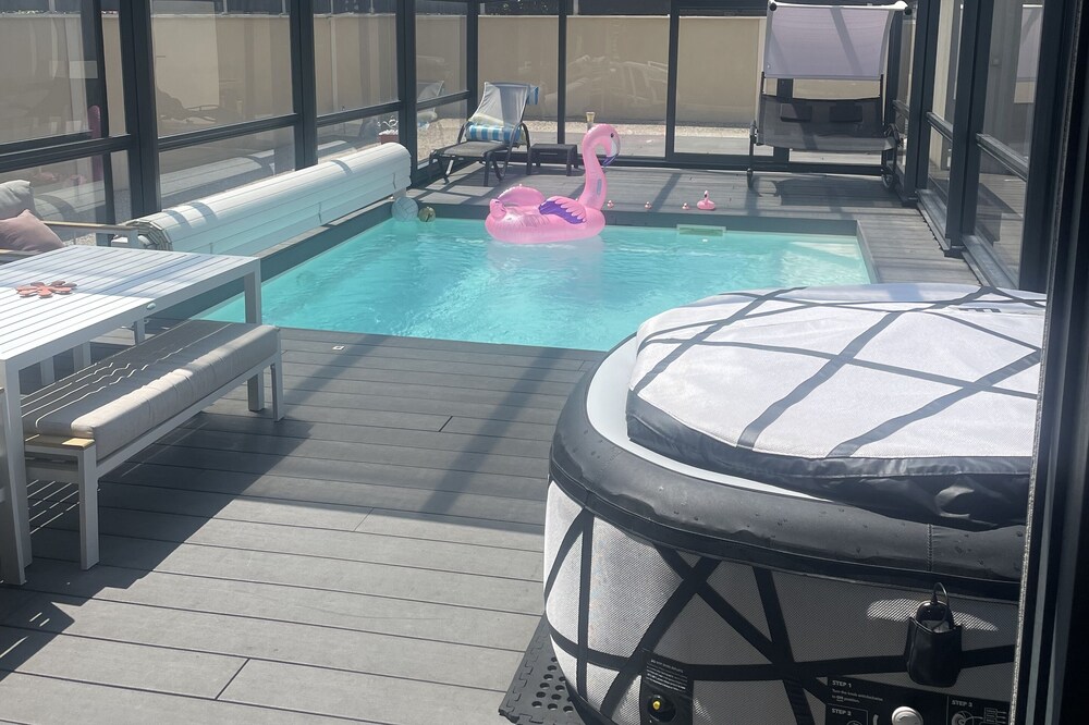 Charming suite, heated swimming pool, sauna, spa, roof top etc.