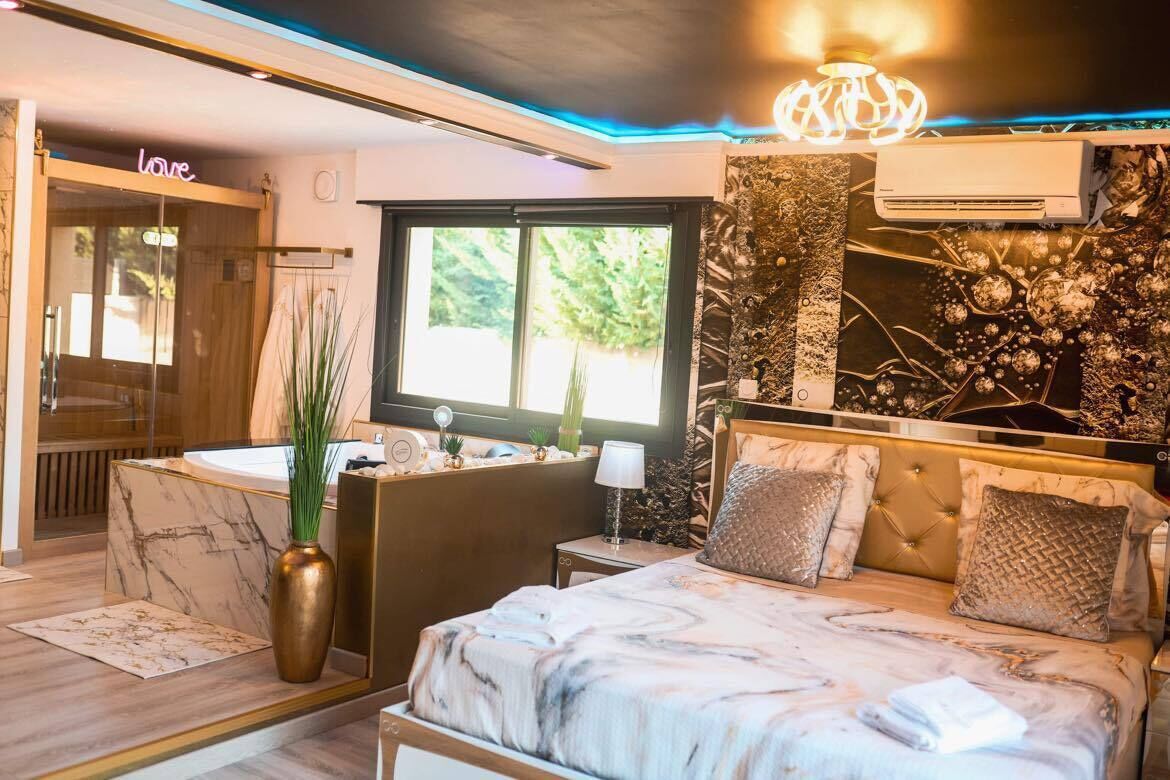 Charming suite, heated swimming pool, sauna, spa, roof top etc.