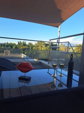 Property grounds - Romantic accommodation with heated indoor pool, sauna, spa, roof top kitchen (Carpentras)