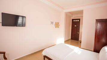 Eenvoudige tweepersoonskamer, voor 1 persoon | Luxe beddengoed, bedden met traagschuimmatras, gratis wifi, beddengoed