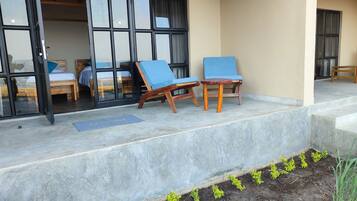 Individuell dekoriert, Schreibtisch, laptopgeeigneter Arbeitsplatz