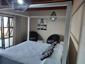 Didekorasi berbeda-beda, meja kerja, dan ruang kerja ramah laptop