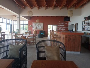Decoración personalizada, escritorio y espacio para trabajar con laptop 