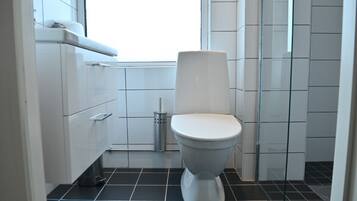 Quarto solteiro empresarial | Banheiro | Piso aquecido, toalhas de banho