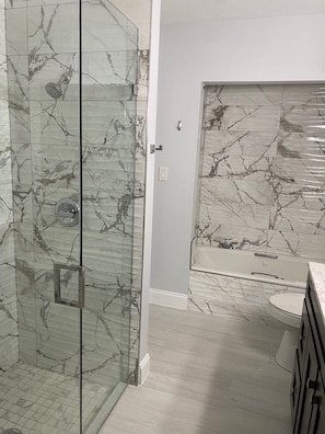 Shower, jetted bath, hair dryer, towels