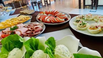 Café da manhã com buffet todos os dias (PLN 30 por pessoa)