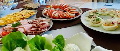 Buffet déjeuner (30 PLN par personne)