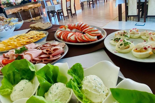 Daily buffet breakfast (PLN 30 per person)