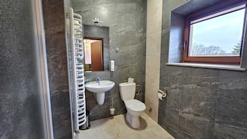 Quarto solteiro básico | Banheiro | Chuveiro, secador de cabelo, toalhas de banho, sabonete