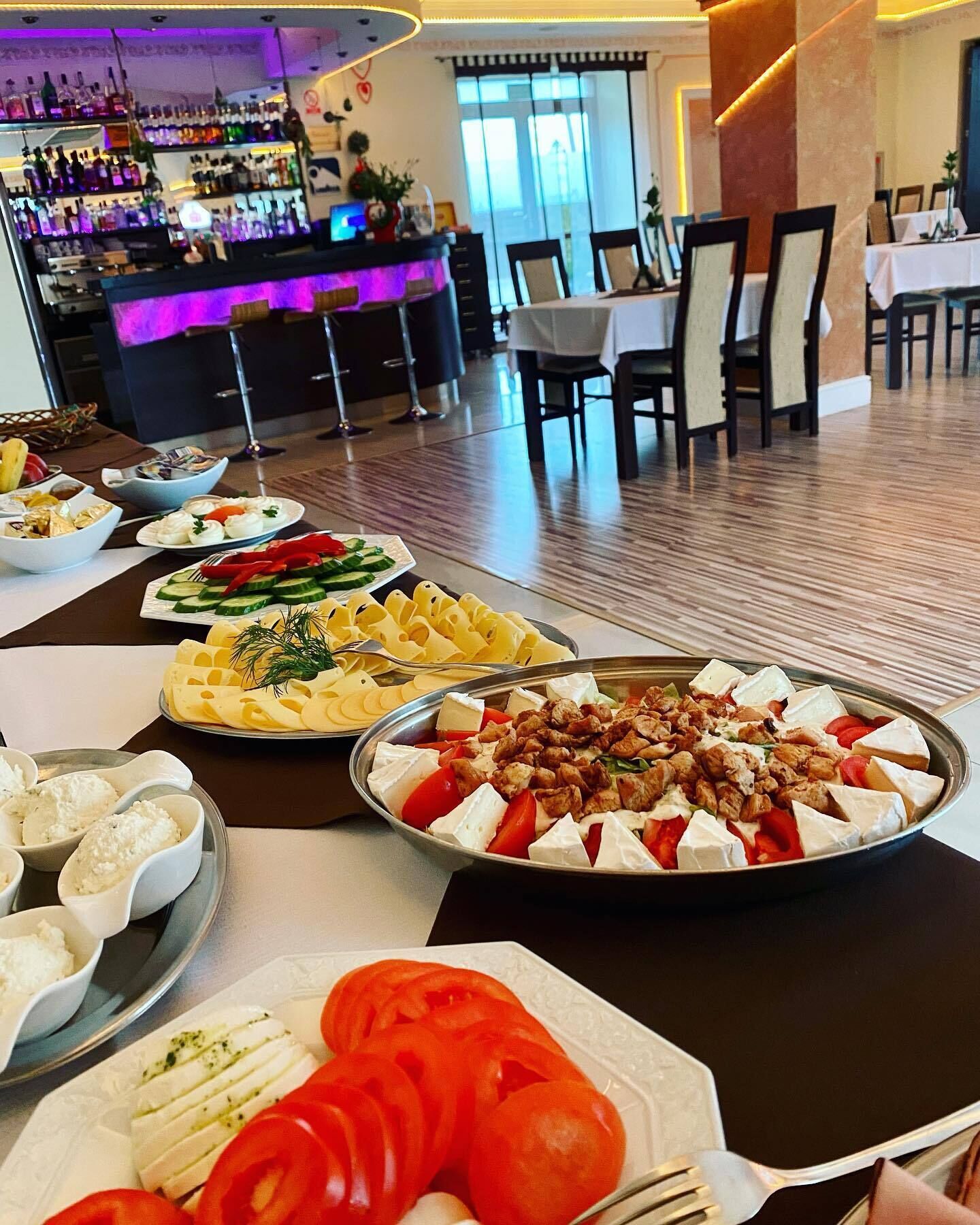 Daily buffet breakfast (PLN 30 per person)