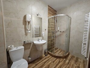 Een douche, een haardroger, handdoeken, zeep