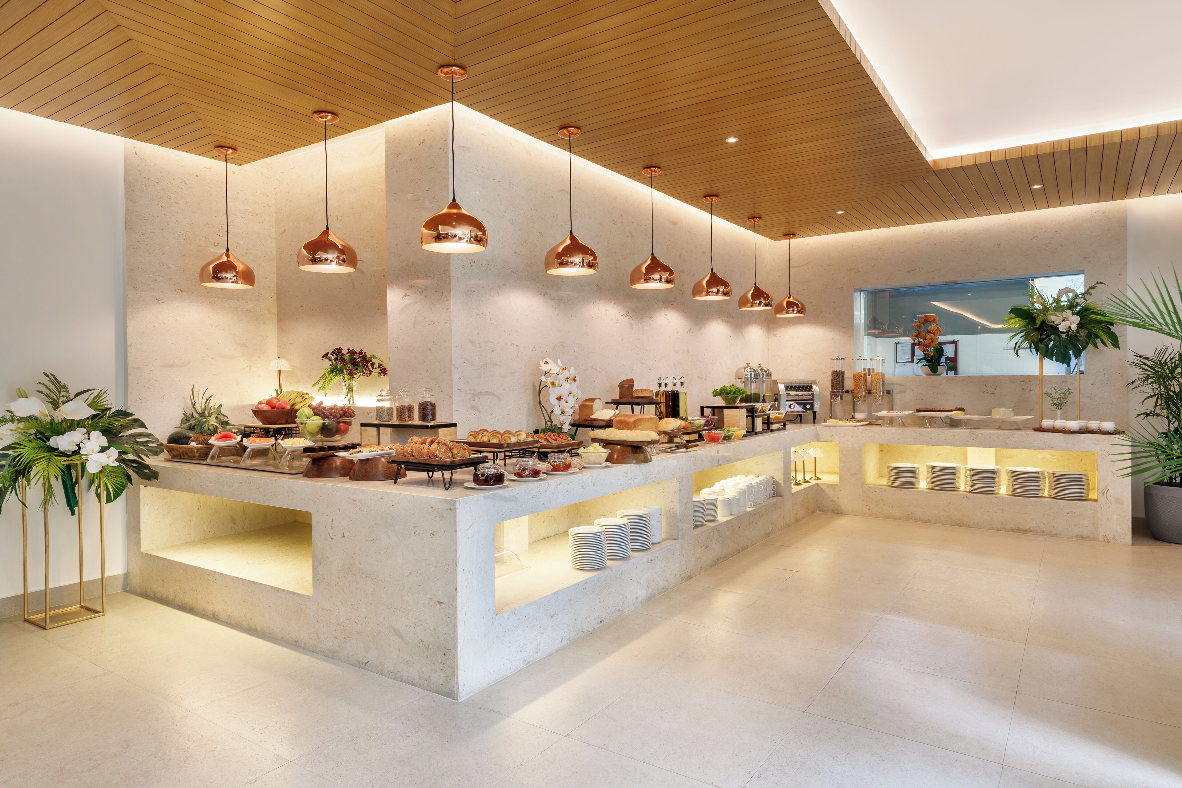 Sarapan lengkap setiap hari (USD 12 per orang)