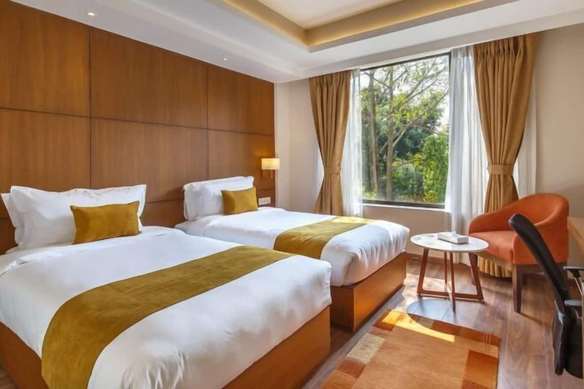 Een minibar, een bureau, een strijkplank/strijkijzer, gratis wifi