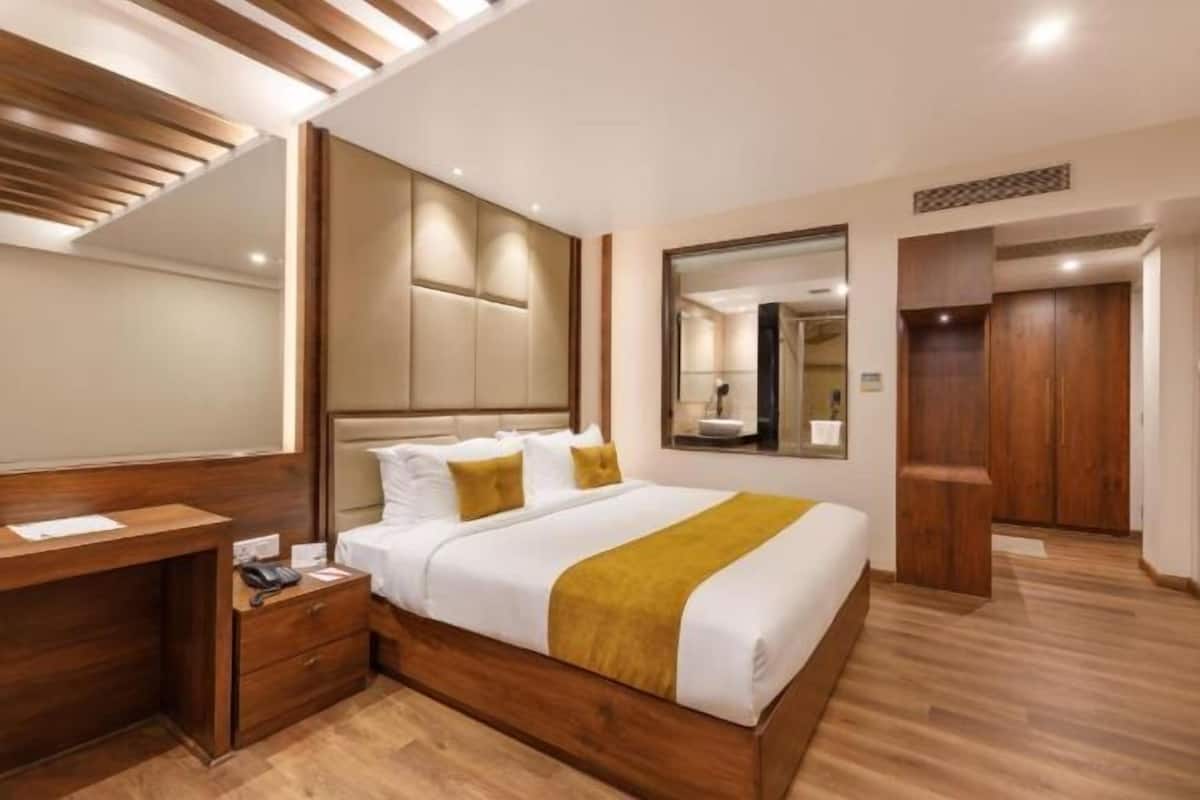 Minibar, desk, iron/ironing board, free WiFi