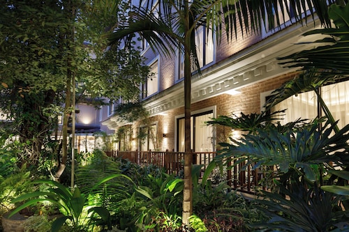 Hotel Thrive, A Tropical Courtyard