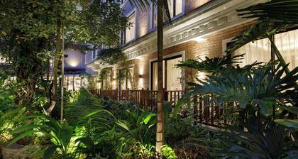 Hotel Thrive, A Tropical Courtyard