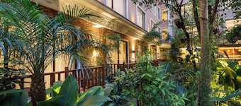 Hotel Thrive, A Tropical Courtyard