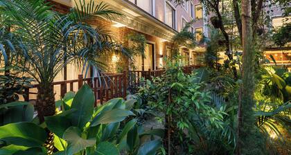 Hotel Thrive, A Tropical Courtyard