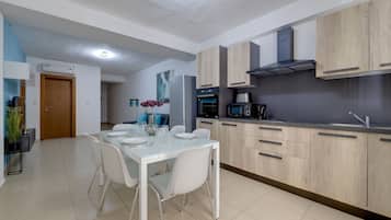 Geladeira grande, micro-ondas, fogão, cooktop