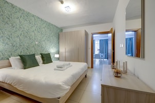 Tabla de planchar con plancha, wifi gratis y ropa de cama 
