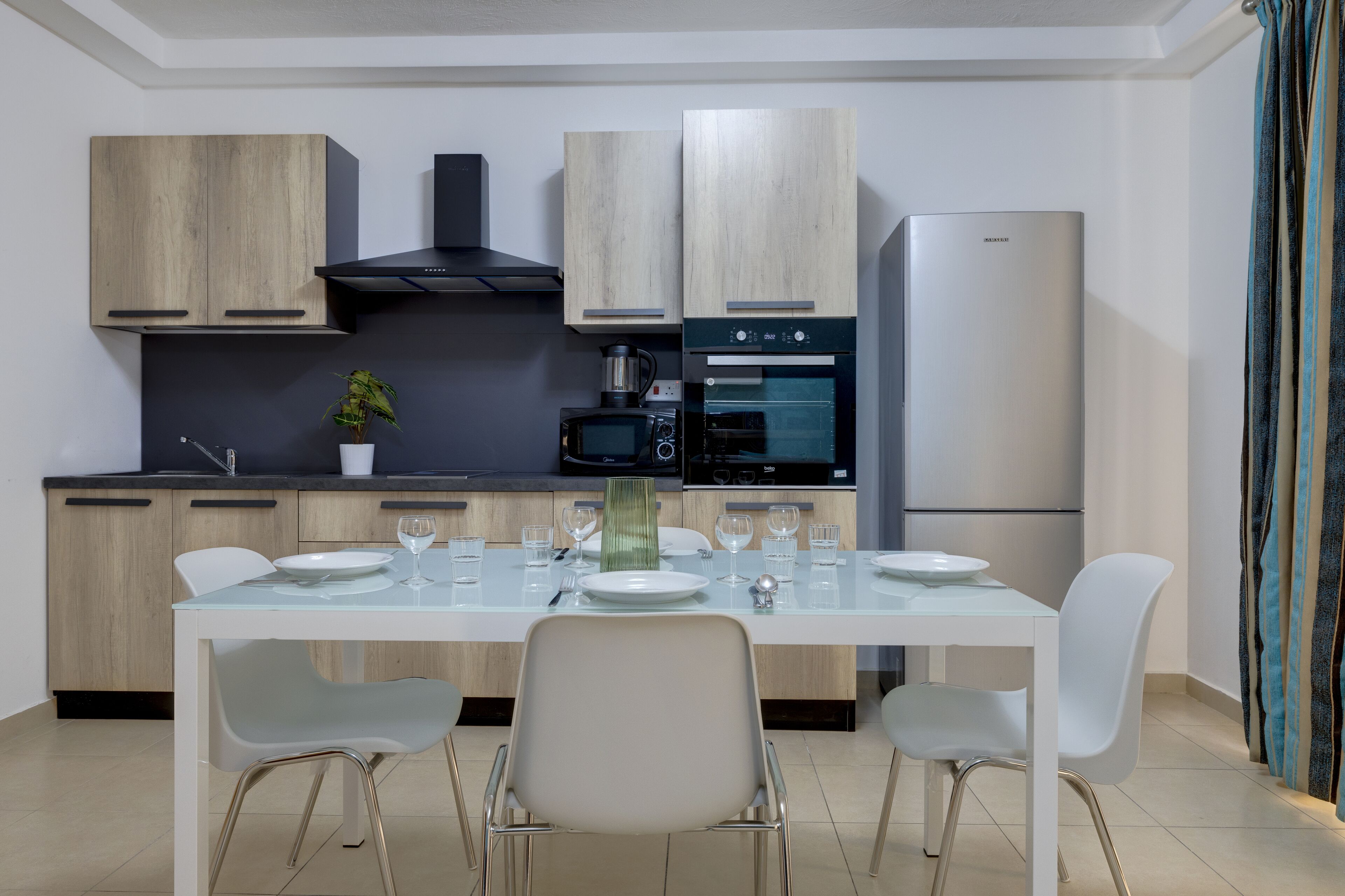 Refrigerador con freezer, microondas, horno, placa de cocina