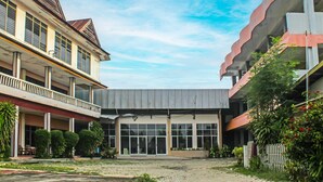 Un edificio con un patio central, rodeado de varios pisos con balcones.