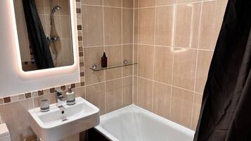 Traditional Double Room | Bathroom | Free toiletries, hair dryer, towels, soap