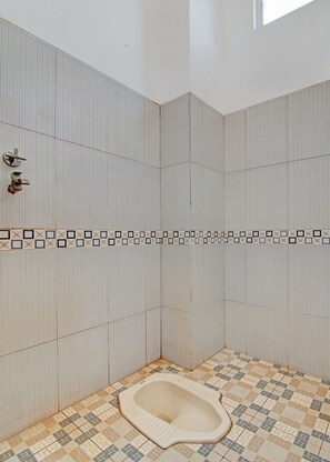 Tweepersoonskamer | Badkamer | Een douche, handdoeken