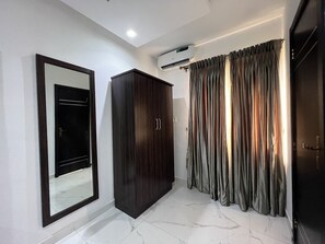 1 bedroom, premium bedding, down comforters, desk