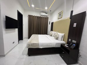 Premium bedding, down duvets, desk, laptop workspace - Riviera Lekki Resort (Lekki)