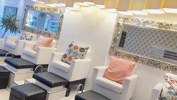 Couples treatment rooms, sauna, hot tub, steam room, hot springs