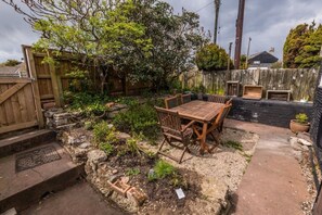 Outdoor dining - Historic seafront cottage, projector, piano etc (Kessingland)