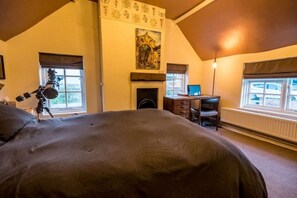 3 bedrooms, desk, travel crib, free WiFi - Historic seafront cottage, projector, piano etc (Kessingland)