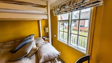 3 bedrooms, desk, travel crib, free WiFi