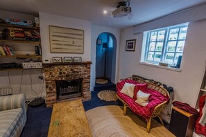 TV, fireplace, video games, DVD player - Historic seafront cottage, projector, piano etc (Kessingland)