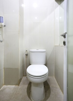 Deluxe Twin kamer | Badkamer | Een douche, een bidet, handdoeken