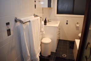 Hair dryer, towels, soap, shampoo - Beach House style home close to transport (North Wollongong)