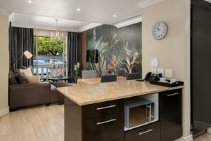 Exclusive Apartment | Private kitchen | Fridge, microwave, oven, stovetop - Cape Royale 213 (Cape Town)