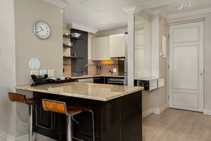Departamento exclusivo | Cocina privada | Refrigerador, microondas, horno y parrilla de estufa